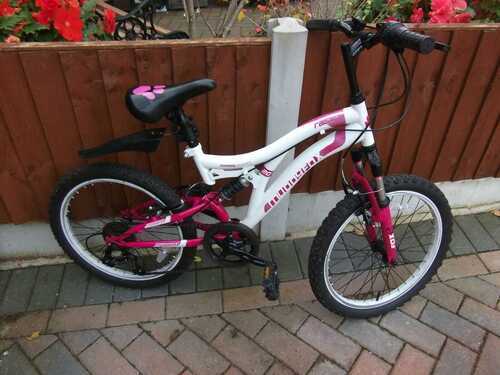 MUDDYFOX RADAR PINK AND WHITE 20 INCH WHEEL SIZE KIDS MOUNTAIN BIKE.