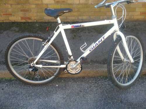 mountain bike giant 18 gear mountain bike in white excellent condition