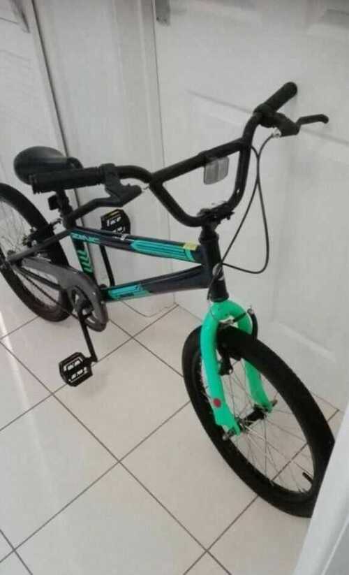 Black kids bike in excellent condition