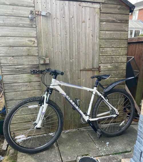 Carrera Valour Mountain Bike. 21 speed, 27.5 wheels, 17