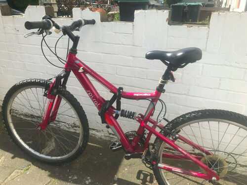 Lovely dark pink Apollo Spiral bike excellent condition. Good on all surfaces.