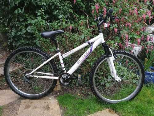 Apollo Elusion Unisex Mountain Bike with 26 inch wheels and in excellent condition